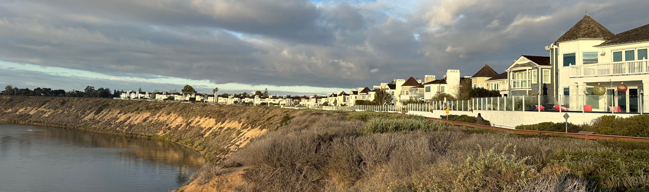 Castaways Bluff — Newport Back Bay